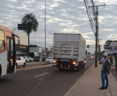Caminhão atinge rede elétrica e derruba placa na Júlio de Castilho