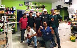 Grupo acompanha diariamente a novela Pantanal no bar do Pioneiros. (Foto: Jéssica Fernandes)