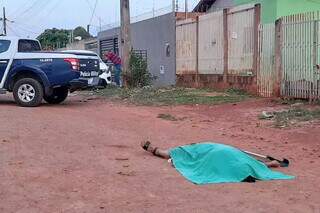 Idosa caiu no meio da rua e morreu após passar mal. (Foto: Ana Beatriz Rodrigues)