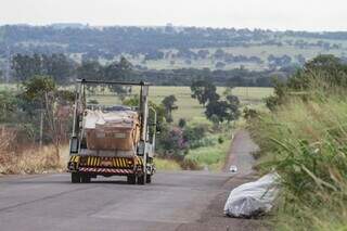 Caminhão com caçamba de entulhos de construções circula pelo asfalto onde são descartados. (Foto: Marcos Maluf)