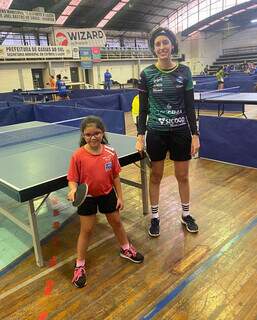 Com a apenas 6 anos, a pequena Gabriella Teixeira (de vermelho) já coleciona medalhas na modalidade. (Foto: Divulgação)