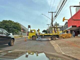Caminhão guincho fecha pista da Avenida Ceará para retirar caçamba. (Foto: Direto das Ruas)