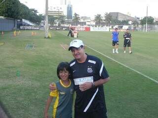 Luis aos 10 anos ao lado do ex-técnico do Santos, Muricy Ramalho. (Foto: Arquivo pessoal)