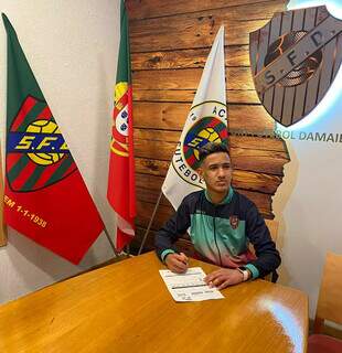 Jovem no dia que foi contratado pelo clube europeu. (Foto: Arquivo pessoal)