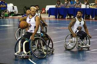 Atletas durante disputa de Basquetebol em Cadeira de Rodas. (Foto: Divulgação | CBBC)