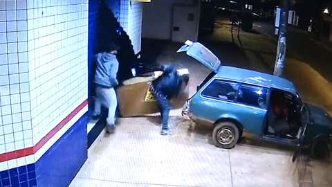 Ladrões usam carro para arrombar porta de loja na Moreninha 