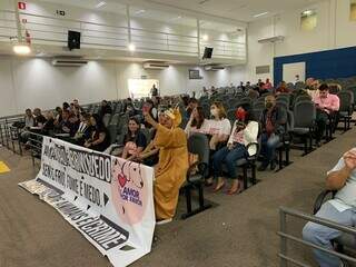 Protetores de animais ocuparam plenário contra proposta. (Fotos: Adriel Mattos)