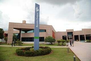 Prédio da Receita Federal no Parque dos Poderes, em Campo Grande. (Foto: Arquivo)