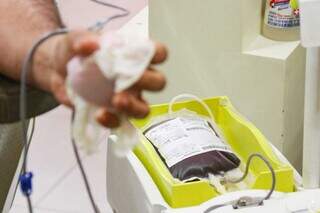 Homem doa sangue no Hemosul, em Campo Grande. (Foto: Arquivo)