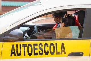 Instrutor e aluna em veículo de autoescola de Campo Grande. (Foto: Henrique Kawaminami)