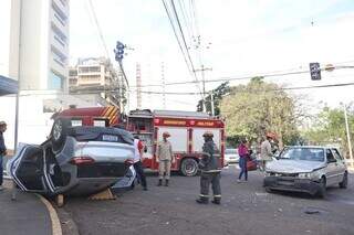 Trânsito no cruzamento das ruas Bahia e Ricardo Brandão ficou bloqueado. (Foto: Paulo Francis)