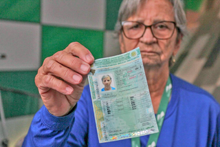 Fátima Aparecida, de 75 anos, recebeu novo modelo da Carteira Nacional de Habilitação. (Foto: Marcos Maluf)