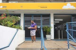 Trabalhador em frente à sede da Funsat, localizada na região central de Campo Grande. (Foto: Arquivo/Campo Grande News)