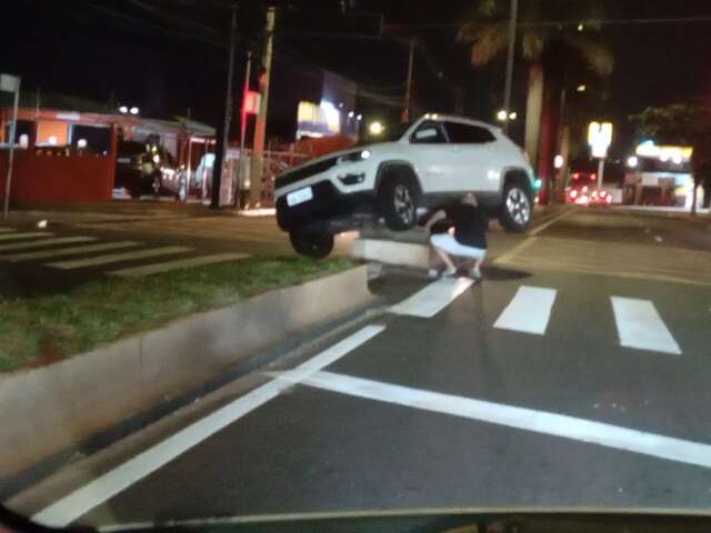 Motorista perde o controle e carro fica preso no canteiro central da Zahran