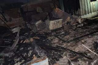 Casa ficou compeltamente destruída após incêndio causado por frigideira no fogo. (Foto: Direto das Ruas)