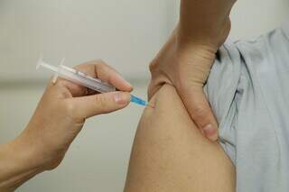 Pessoa recebendo dose do imunizante em Campo Grande. (Foto: Kísie Ainoã)