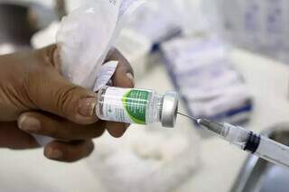 Frasco da vacina influenza trivalente, produzida pelo Instituto Butantan. (Foto: Agência Brasil)