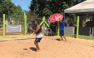 Atletas da Capital em quadra durante torneio de beach tennis. (Foto: Divulgação)