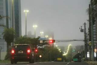 Neblina encobre prédios dos altos da Avenida Afonso Pena. (Foto: Henrique Kawaminami)