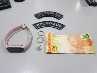 Ítens roubados que foram encontrados no bolso do suspeito. (Foto: Choque)