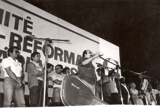 Mato Grosso (no centro, ao microfone) em palanque discursando sobre reforma agrária, em 1986. (Foto: Divulgação/FAP)