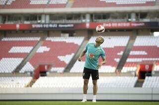 Atacante Richarlison, titular no jogo de hoje, brinca com a bola em treino. (Foto: CBF)