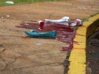 Retrato de um crime: sangue na calçada e a sapatilha da mulher morta. (Foto: Fernando Antunes/Arquivo)