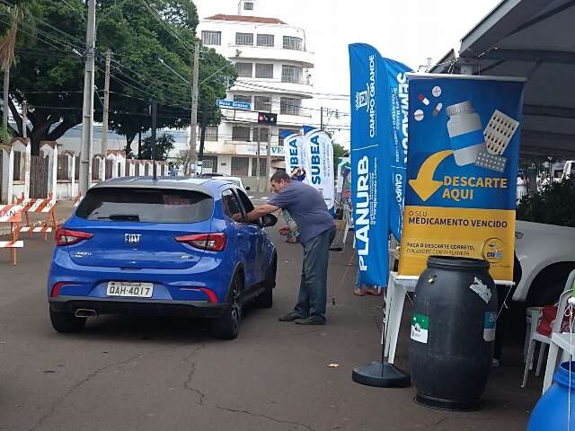 Drive-thru da Reciclagem come&ccedil;a com distribui&ccedil;&atilde;o de mudas