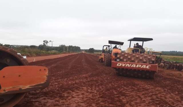 Avan&ccedil;a pavimenta&ccedil;&atilde;o de rodovia que liga distritos da Capital e Sidrol&acirc;ndia