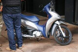 Moto Honda Biz utilizada pelos criminosos. (Foto: Henrique Kawaminami)