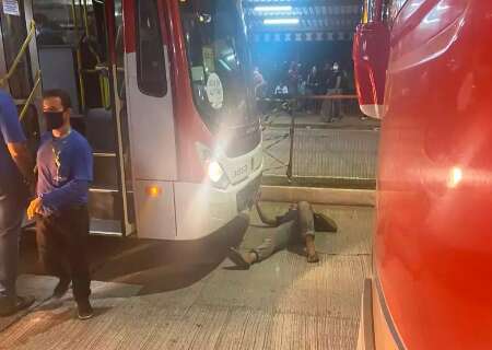 Homem se deita na frente de ônibus e tumultua terminal em horário de pico 