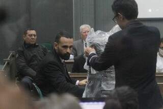 Delegado Carlos Delano (barba) detalha crime enquanto é mostrada mala onde corpo foi colocado. (Foto: Marcos Maluf)