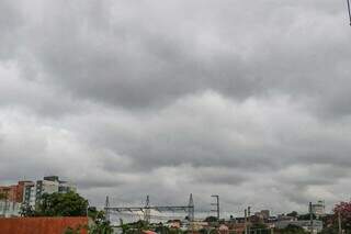 Céu nublado na manhã desta quinta-feira em Campo Grande. (Foto: Henrique Kawaminami)