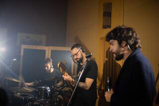 Grupo no Estúdio 45 produzindo o EP Fase Cinza. (Foto: Bruno Lindenberg)
