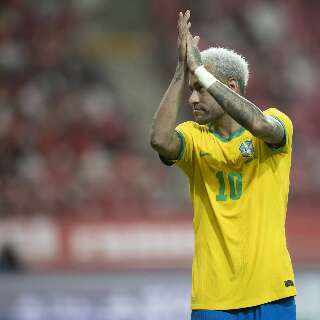 Neymar faz dois gols de pênalti e Brasil goleia Coreia do Sul por 5 a 1
