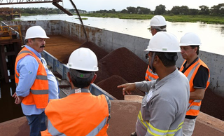 Técnicos da MPP e do Governo do Estado inspecionam carga de minério armazenada no porto de Ladário. (Foto: Bruno Rezende)
