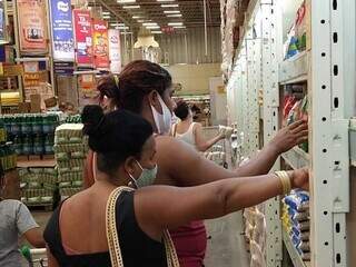 Mulheres de máscara dentro de supermercado. (Foto: Marcos Maluf) 