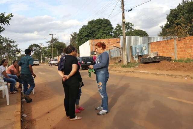 Fam&iacute;lia enfrenta demora na libera&ccedil;&atilde;o do corpo de m&atilde;e e filho assassinados