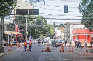 Equipes durante as obras no Centro da Capital. (Foto: Marcos Maluf) 