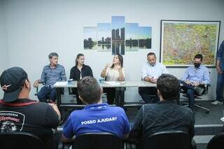 Prefeita Adriane Lopes, ao centro, durante reunião com lojistas (Foto: Divulgação)