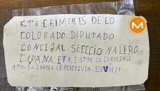 Bilhete deixado em rádio da família de José Carlos Acevedo, assassinado no mês passado. (Foto: Monumental AM)