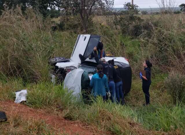 Jovem causa acidente, desce do carro e morre pendurado em &aacute;rvore