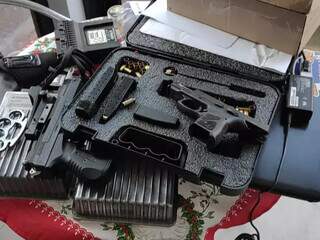 Armas apreendidas durante as buscas na cidade paulista. (Foto: Polícia Civil)