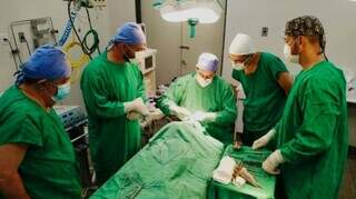 Equipe médica realiza procedimento cirúrgico em pacientes de MS. (Foto: Divulgação)