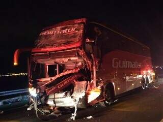 Ônibus de empresa de Dourados que bateu na traseira de caminhão em rodovia de SP. (Foto: IBTV)