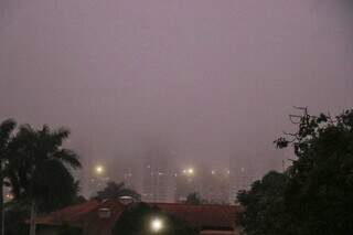 Céu da Capital visto do Jardim dos Estados tomado pela neblina. (Foto: Henrique Kawaminami)