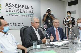 Governador Reinaldo Azambuja (PSDB) durante reunião na Assembleia Legislativa. (Foto: Kísie Ainoã)
