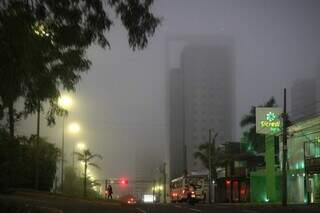 Prédios da Afonso Pena praticamente sumiram nesta manhã. (Foto: Henrique Kawaminami)