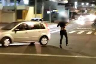 B&ecirc;bado e drogado, homem &eacute; preso ao surtar depois de colidir carro