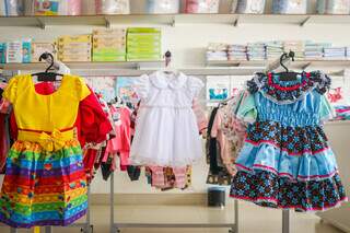 Loja tem variedade de tamanhos e modelos de vestidos para festa junina, batizado e temáticos (Foto: Henrique Kawaminami)
